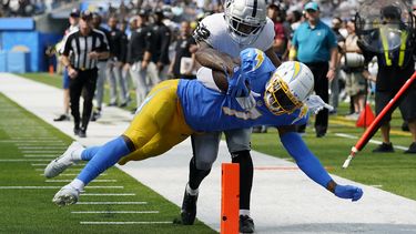 Herbert lanza 3 pases de anotación, Chargers vence a Raiders