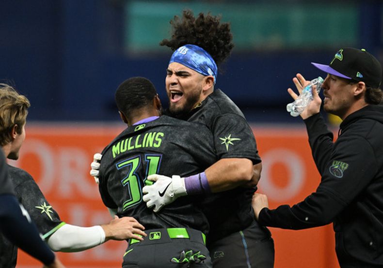 Cedric Mullins (31) y el mexicano Jonathan Aranda, de los Rays de Tampa Bay, celebran tras el sencillo remolcador para dejar en el campo de Aranda durante la décima entrada de un juego de béisbol contra los Yankees de Nueva York, el sábado 11 de abril de 2026, en St. Petersburg, Florida. (Foto AP/Jason Behnken)