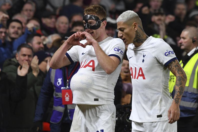 Dejan Kulusevski del Tottenham celebra con Richarlison tras anotar el segundo gol de su equipo en el encuentro ante el Nottingham Forest en la Liga Premier el viernes 15 de diciembre del 2023. (AP Foto/Rui Vieira)