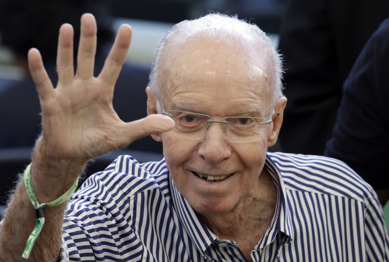 El exfutbolista y extécnico brasileño Mario Zagallo llega a la final de la Copa del Mundo entre Alemani y Argentina en Maracaná, el 13 de julio de 2014 (AP Foto/Hassan Ammar, File)