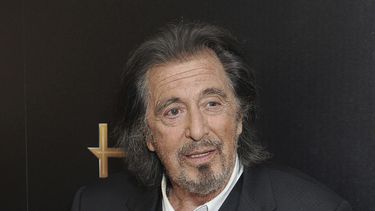 ARCHIVO - Al Pacino, ganador del premio mejor actor de reparto por The Irishman, posa tras bambalinas en la 23a entrega anual de los Premios de Cine de Hollywood en Beverly Hills, California, el 3 de noviembre de 2019. Un representante de Al Pacino confirma que el actor de 83 años y Noor Alfallah de 29 años esperan un bebé. (Foto Richard Shotwell/Invision/AP, archivo)