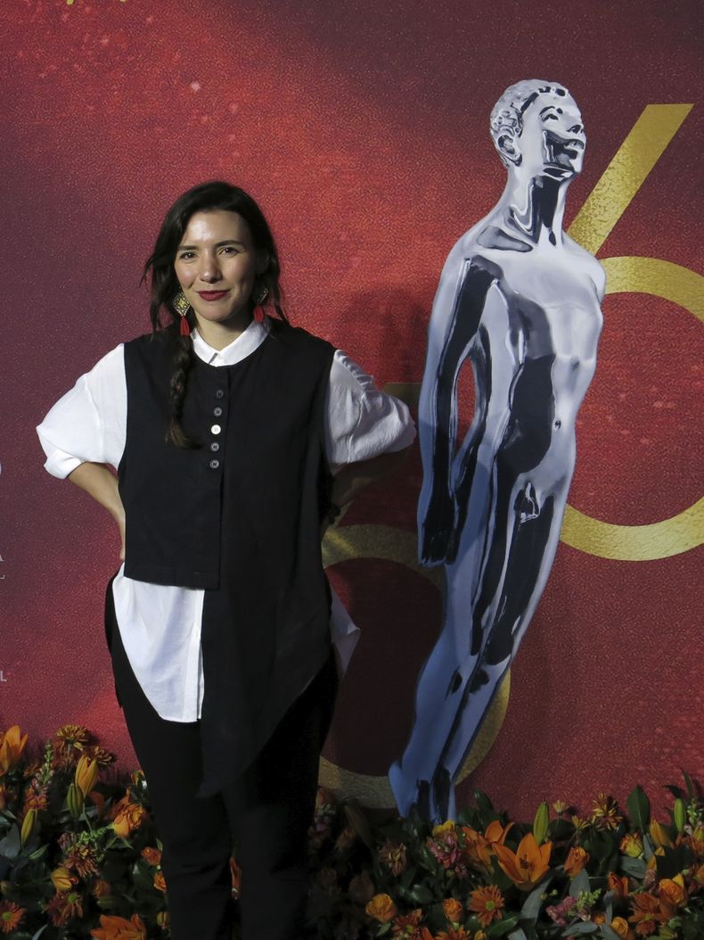 La cineasta Lila Avilés, de la película Tótem, posa al llegar al almuerzo de nominados de la 66a edición de los premios Ariel de la Academia Mexicana de Artes y Ciencias Cinematográficas en la Ciudad de México el 21 de agosto de 2024. (Foto AP/Berenice Bautista)