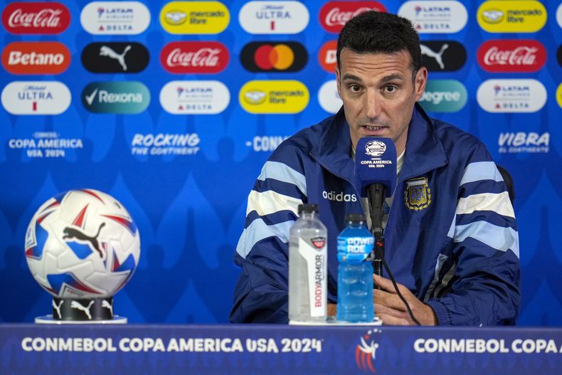 El técnico de Argentina Lionel Scaloni durante una rueda de prensa, el miércoles 3 de julio de 2024, con miras al partido contra Ecuador por los cuartos de final de la Copa América en Houston. (AP Foto/Julio Cortez)