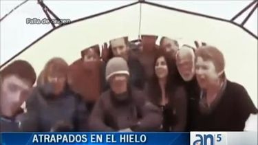 americateve | Los tripulantes de una embarcación atrapada en el hielo antártico no pierden su buen humor en esta despedida de año.