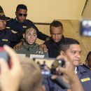 ARCHIVO - El rapero Daniel Hernández, conocido como Tekashi 6ix9ine, es escoltado por la policía al llegar a una audiencia judicial en el Palacio de Justicia, en Santo Domingo, República Dominicana, el 25 de enero de 2024. (Foto AP/Ricardo Hernandez, archivo)