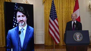 Más políticas y menos pompa en 1ra reunión Biden-Trudeau