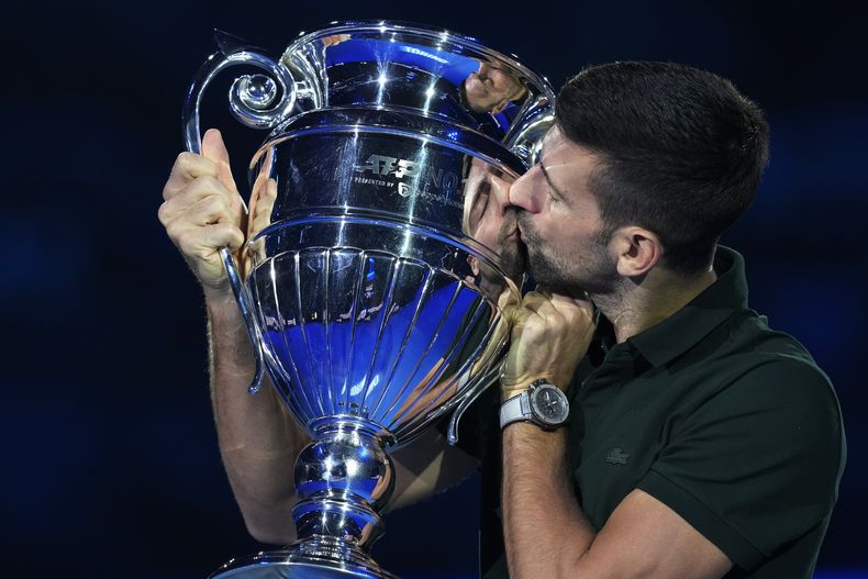 El serbio Novak Djokovic besa el trofeo como el mejor jugador de la ATP durante las Finales de la ATP en Turín, Italia el lunes 13 de noviembre del 2023. (AP Foto/Antonio Calanni)