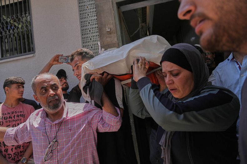 Dolientes cargan el cuerpo de la niña palestina Raghad Hassan Ashour, de 16 años, durante su funeral en el Hospital Al-Shifa, tras haber fallecido en un ataque aéreo israelí, en la ciudad de Gaza, el lunes 22 de junio de 2026. (AP Foto/Jehad Alshrafi)