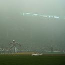 El pitcher de los Cardenales de San Luis Kyle Leahy lanza la bola en la sexta entrada en medio de la niebla en el encuentro ante los Cachorros de Chicago el sábado 4 de julio del 2026. (AP Foto/David Banks)