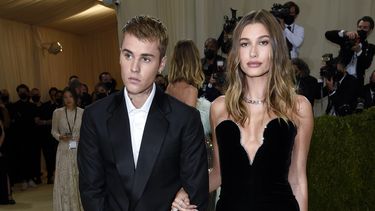 ARCHIVO - Justin Bieber, izquierda, y Hailey Bieber asisten a la gala de beneficencia del Instituto del Vestido del Museo Metropolitano de Arte el 13 de septiembre de 2021, en Nueva York. (Foto de Evan Agostini/Invision/AP, archivo)