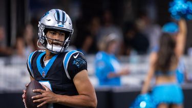 El QB de los Panteras de Carolina, Bryce Young (9), calienta durante el festival de aficionados del equipo de fútbol americano el viernes 31 de julio de 2026, en Charlotte, Carolina del Norte. (Foto AP/Scott Kinser)
