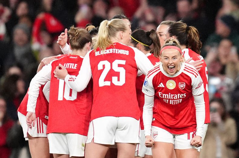 Chloe Kelly (derecha), del Arsenal, celebra tras anotar el segundo gol de su equipo junto a sus compañeras durante el juego de fútbol de la Liga de Campeones femenina entre el Arsenal y el Chelsea en Londres, el martes 24 de marzo de 2026. (John Walton/PA vía AP)