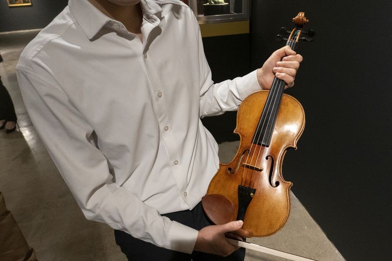 El violinista Stefan Jackiw sostiene el Joachim-Ma Stradivarius de 1714 en la casa de subastas Sothebys en Nueva York el lunes 3 de febrero de 2025. (Foto AP/Ted Shaffrey)