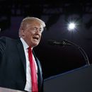 AP Verifica: Trump tergiversa mecánica de sorteo de visas