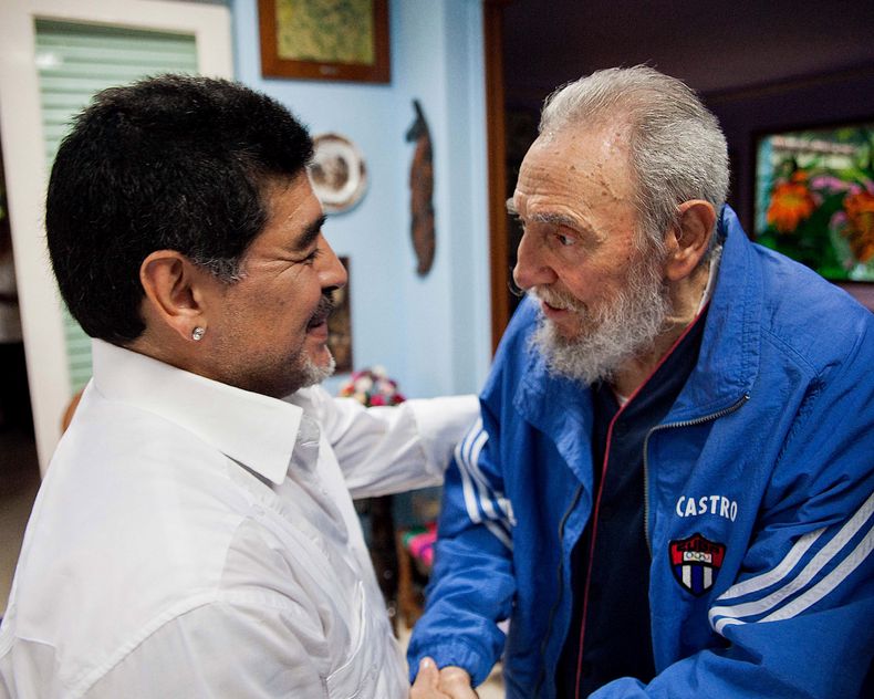 Fidel Castro y Maradona se estrechan las manos en &nbsp;La Habana, en abril del 2013.