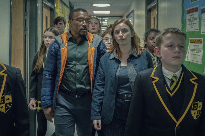 Esta imagen publicada por Netflix muestra a Ashley Walters, en el centro a la izquierda, y Faye Marsay, en el centro a la derecha, en una escena de Adolescence. (Netflix via AP)