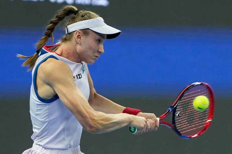 Elena Rybakina devuelve ante Alina Charaeva durante el encuentro de segunda ronda del Abierto de China el sábado 3 de octubre del 2026. (AP Foto/Ng Han Guan)