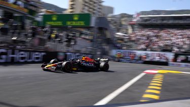El piloto de Red Bull Max Verstappen maniobra el auto en la sesión de calificación para el Gran Premio de Mónaco el sábado 27 de mayo del 2023. (AP Foto/Luca Bruno)