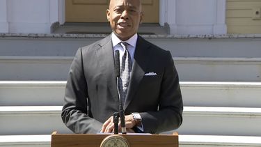 En esta imagen tomada de un video, el alcalde neoyorquino Eric Adams habla luego de que un juez federal desestimó su caso de corrupción, el miércoles 2 de abril de 2025, en Nueva York. (Oficina del alcalde de Nueva York vía AP)