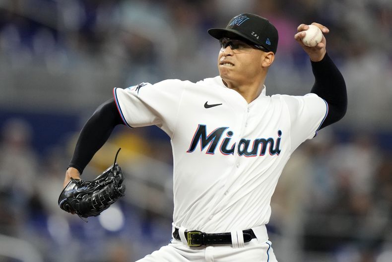 El peruano abridor de los Miami Marlins Jesús Luzardo realiza un lanzamiento en la primera entrada del juego ante los Bravos de Atlanta, en Miami. Domingo 17 de septiembre de 2023. (AP Foto/Lynne Sladky)