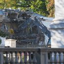 Obreros con maquinaria pesada inician la demolición de una parte del Ala Este de la Casa Blanca, el lunes 20 de octubre de 2025, en Washington, antes de la construcción de un nuevo salón de baile. (AP Foto/Evan Vucci)