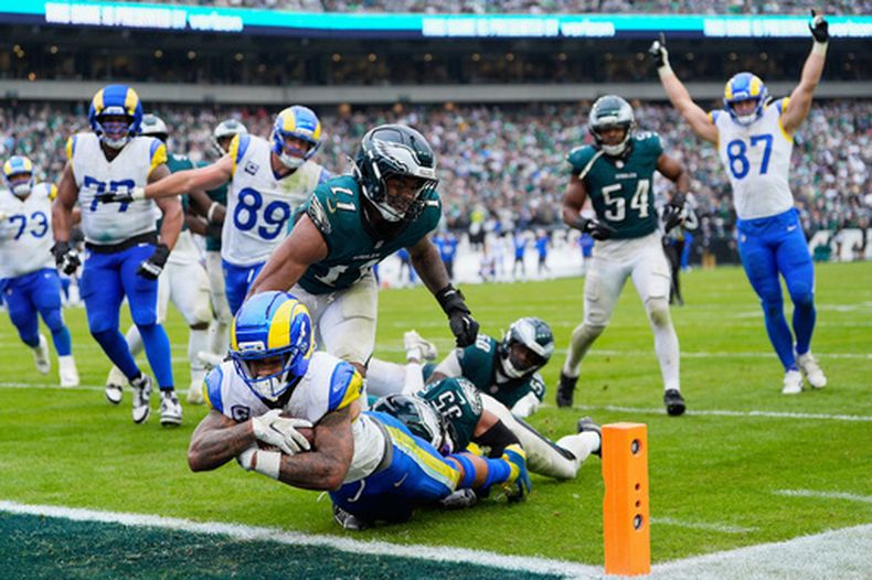 ARCHIVO - Foto del 4 de octubre del 2026, el corredor de los Rams de Los Ángeles Kyren Williams anota en el encuentro ante los Eagles de Filadelfia. (AP Foto/Chris Szagola, Archivo)