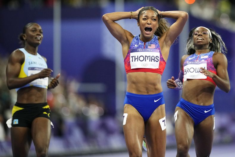 La estadounidense Gabrielle Thomas reacciona tras ganar los 200 metros femeninos de los Juegos Olímpicos de París, el martes 6 de agosto de 2024, en Saint-Denis, Francia. (AP Foto/Petr David Josek)