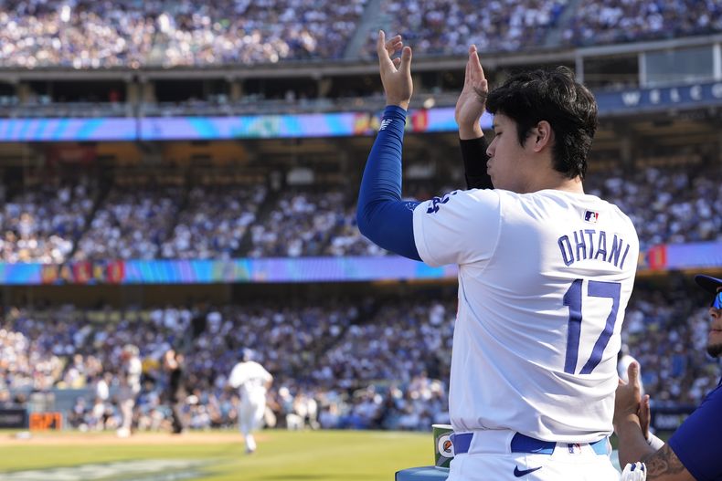 Shohei Ohtani de los Dodgers de Los Ángeles durante el sexto inning del juego contra los Mets de Nueva York en la serie de campeonato de la Liga Nacional, el lunes 14 de octubre de 2024, en Los Ángeles. (AP Foto/Gregory Bull)