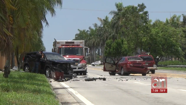 aparatoso choque frontal entre dos autos en hialeah
