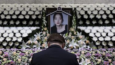 Muerte de cantante arroja luz sobre el lado oscuro del K-pop