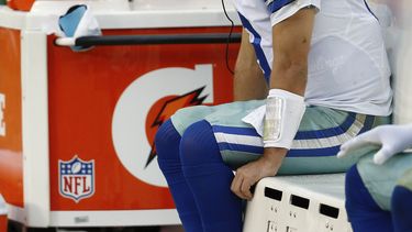 americateve | Tony Romo, quarterback de los Cowboys de Dallas observa el partido del domingo 22 de diciembre de 2013 frente a los Redskins de Washington (AP Foto/Alex Brandon)