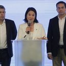 Keiko Fujimori, candidata presidencial del partido Fuerza Popular, habla flanqueada por los candidatos al Congreso Luis Galarreta, a la izquierda, y Micky Torres, a la derecha, tras el cierre de las urnas en las elecciones generales en Lima, Perú, el domingo 12 de abril de 2026. (AP Foto/Gerardo Marin)