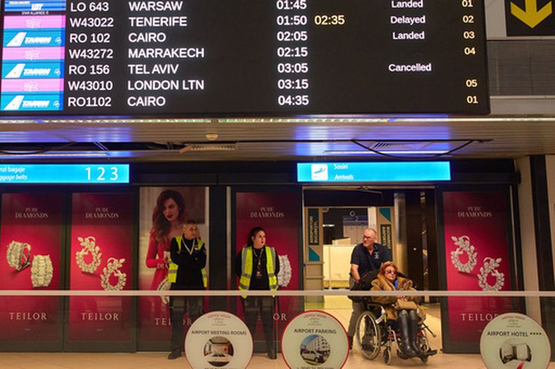 Una pantalla que muestra vuelos cancelados en el Aeropuerto Internacional Henri Coanda en Otopeni, Rumania, el 3 de marzo del 2026. (AP foto/Vadim Ghirda)