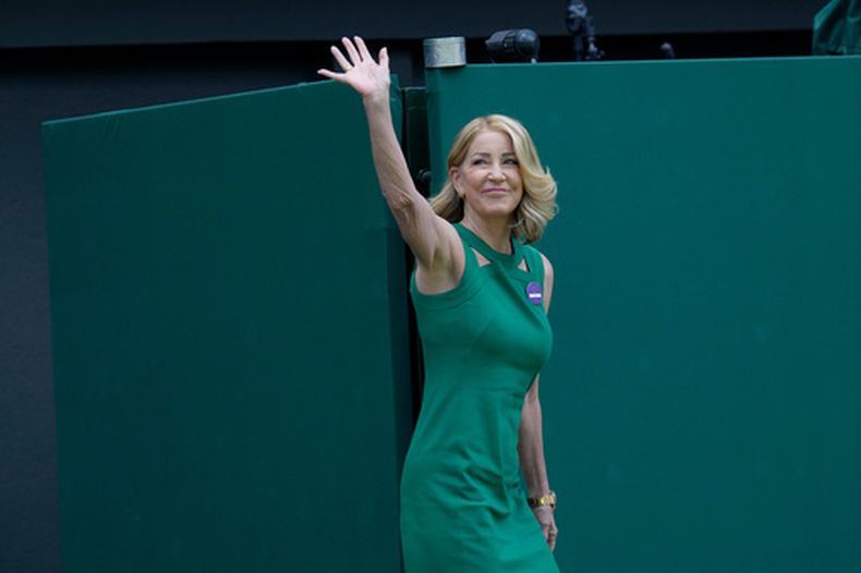 ARCHIVO - Foto del 3 de julio del 2022, la excampeona de Wimbledon Chris Evert saluda a la afición en el 100mo aniversario de la Cancha Central. (AP Foto/Kirsty Wigglesworth, Archivo)