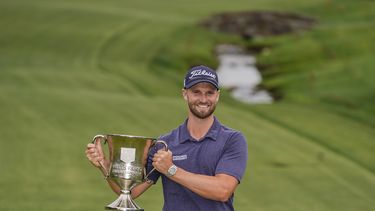 Wyndham Clark posa con el trofeo tras conquistar en Campeonato Wells Fargo en el Quail Hollow Club, el domingo 7 de mayo de 2023, en Charlotte, Carolina del Norte. (AP Foto/Chris Carlson)