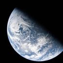 En la imagen, tomada de un video proporcionado por la NASA, se muestra una vista de la Tierra tomada por el astronauta de la NASA y comandante de la misión Artemis II, Reid Wiseman, desde una de las cuatro ventanas de la nave espacial Orion tras completar la maniobra de inyección translunar, el jueves 2de abril de 2026. (NASA vía AP)