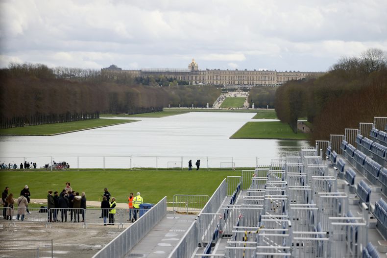 Vistazo de las gradas para los eventos ecuestres con el Palacio de Versalles de fondo para los Juegos Olímpicos de París 2024, el viernes 29 de marzo de 2024. (AP Foto/Thomas Padilla)