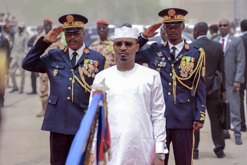 ARCHIVO - El presidente de Chad, Mahamat Deby Itno, permanece de pie durante su ceremonia de investidura en Ndjamena, Chad, el jueves 23 de mayo de 2024. (AP Foto/Mouta Ali, archivo)