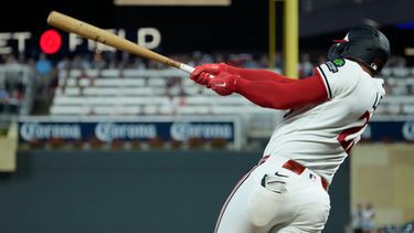 Royce Lewis, de los Mellizos de Minnesota, batea un triple remolcador ante los Reales de Kansas City el martes 28 de julio de 2026 (AP Foto/Joseph Scheller)