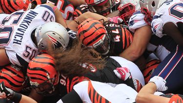 americateve | El running BenJarvus Green-Ellis (42) de los Bengals de Cincinnatia anota un touchdown en el segundo tiempo del partido contra los Patriots de Nueva Inglaterra el domingo 6 de octubre de 2013. (AP Foto/Tom Uhlman)