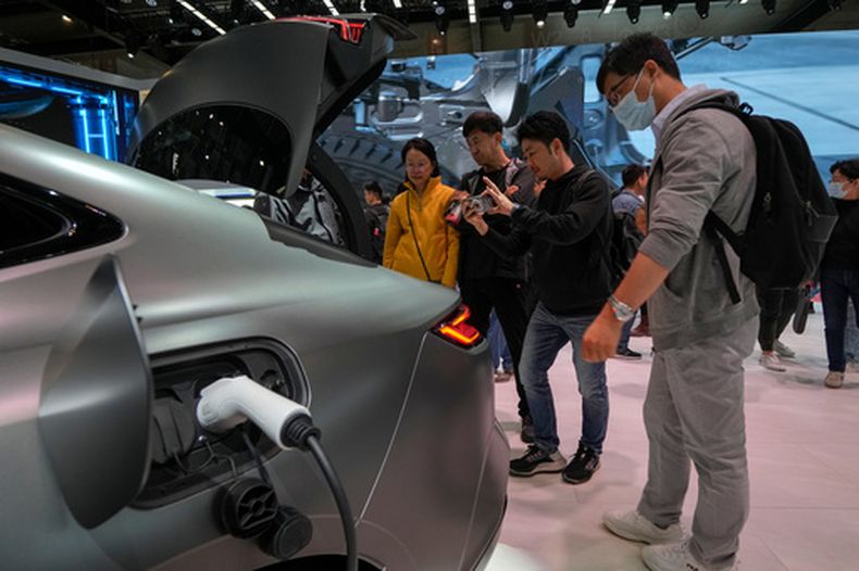 Un vehículo eléctrico Geely Galaxy E8 en una feria automotriz en Beijing el 28 de abril del 2024. (AP foto/Andy Wong)