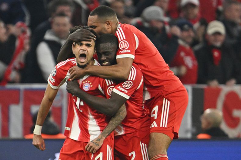 Luis Díaz celebra con sus compañeros tras anotar el tercer gol del Bayern Múnich ante el Real Madrid en los cuartos de final de la Liga de Campeones, el miércoles 15 de abril de 2026, en Múnich. (AP Foto/Lennart Preiss)