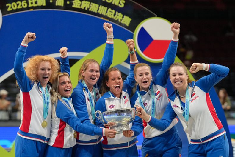 El equipo de chequia celebra tras recibir el trofeo al vencer a Ucrania en la final de la Copa Billie Jean King el domingo 27 de septiembre del 2026. (AP Foto/Andy Wong)