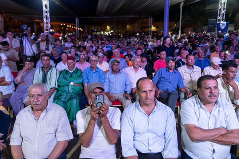 Gente asiste a un mitin del Partido de Autenticidad y Modernidad (PAM) antes de las elecciones legislativas en Benslimane, Marruecos, el domingo 20 de septiembre de 2026. (AP Foto/Mosaab Elshamy)