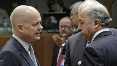 americateve | El secretario brit&aacute;nico de Relaciones Exteriores William Hague, izquierda, con su colega franc&eacute;s Laurent Fabius en la conferencia de cancilleres de la Uni&oacute;n Europea en Bruselas el lunes, 17 de marzo del 2014. (Foto AP/Yves Logghe)