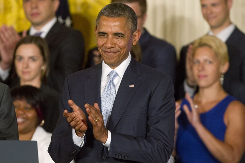 El presidente  Barack Obama aplaude durante una ceremonia en la Casa Blanca en Washington el lunes 9 de junio del 2014, en la que firm&oacute; un memorando que reduce la carga de la deuda estudiantil para muchos prestatarios. (Foto AP/Jacquelyn Martin)