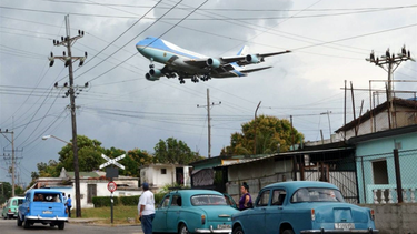 rey de espana premia al cubano yander zamora por su foto llegada del air force one
