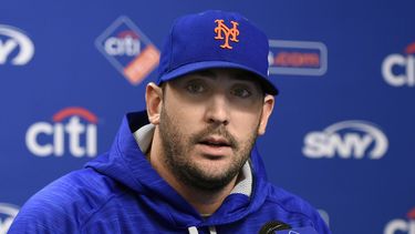 ARCHIV0 - Foto del 6 de octubre del 2015, el lanzador Matt Harvey de los Mets de Nueva York en conferencia de prensa. El viernes 5 d mayo del 2023, Harvey anuncia su retiro. (AP Foto/Kathy Kmonicek, Archivo)