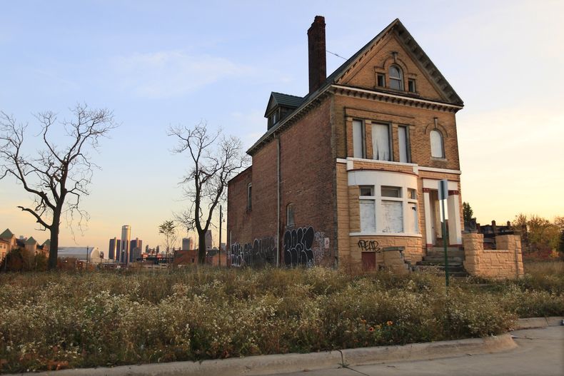 Archivo - Una casa abandonada y vandalizada con grafitis al norte del centro de Detroit, en esta fotografía del 24 de octubre de 2013. El 18 de julio de 2013, un administrador designado por el estado declaró a Detroit la ciudad más grande de EE.UU. en declararse en bancarrota. Una década después, la ciudad ha resurgido de entre las cenizas de la insolvencia. (AP Foto/Carlos Osorio, Archivo)