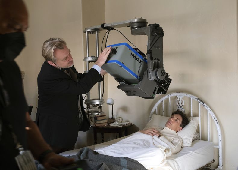 En esta imagen proporcionada por Universal Pictures el cineasta Christopher Nolan trabaja con una cámara IMAX en el set con el actor Cillian Murphy durante la filmación de Oppenheimer. (Melinda Sue Gordon/Universal Pictures vía AP)